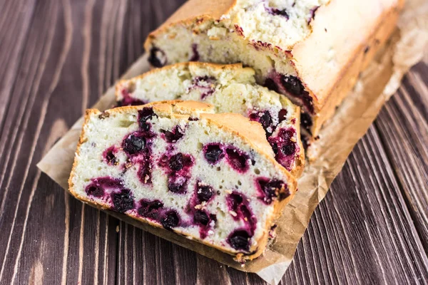 Ev yapımı berry kek rustik ahşap zemin üzerine 