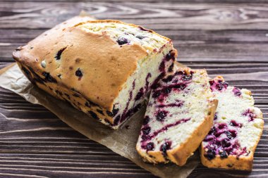 Ev yapımı berry kek rustik ahşap zemin üzerine