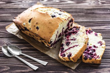 Ev yapımı berry kek rustik ahşap zemin üzerine