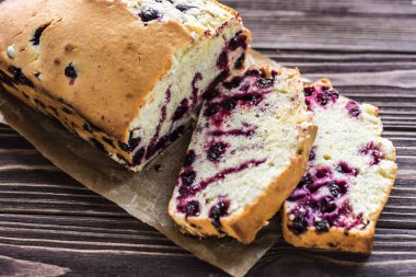 Ev yapımı berry kek rustik ahşap zemin üzerine