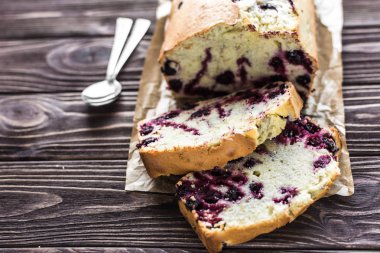 Ev yapımı berry kek rustik ahşap zemin üzerine