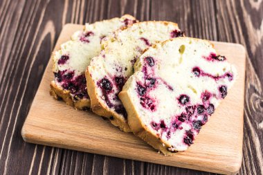 Ev yapımı berry kek rustik ahşap zemin üzerine