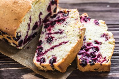 Ev yapımı berry kek rustik ahşap zemin üzerine