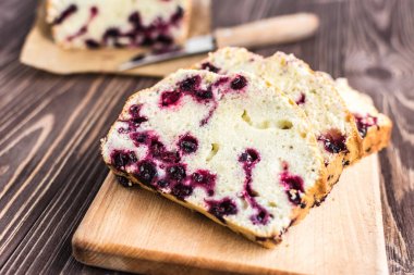 Ev yapımı berry kek rustik ahşap zemin üzerine