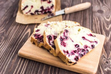 Ev yapımı berry kek rustik ahşap zemin üzerine