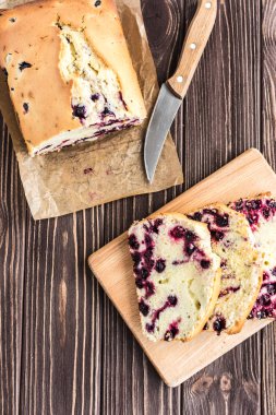 Ev yapımı berry kek rustik ahşap zemin üzerine