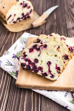 Ev yapımı berry kek rustik ahşap zemin üzerine