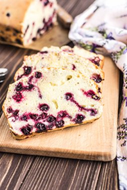 Ev yapımı berry kek rustik ahşap zemin üzerine