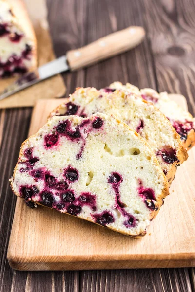 Torta di bacche fatta in casa su sfondo in legno rustico — Foto Stock