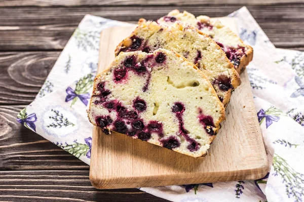 Torta di bacche fatta in casa su sfondo in legno rustico — Foto Stock