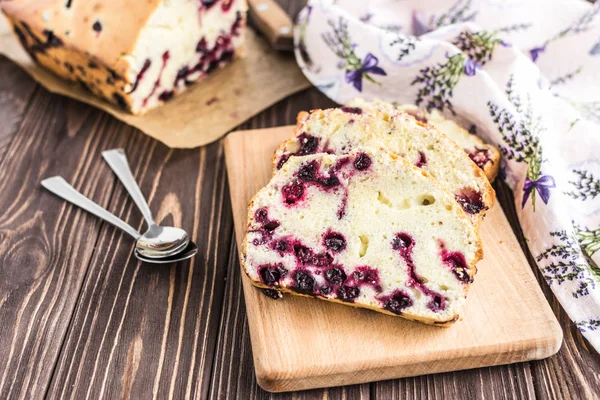 Torta di bacche fatta in casa su sfondo in legno rustico — Foto Stock