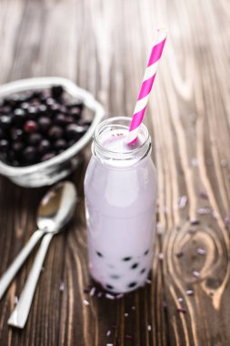 Ev yapımı milkshake ahşap arka plan üzerinde çilek ile 