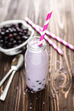 Ev yapımı milkshake ahşap arka plan üzerinde çilek ile 