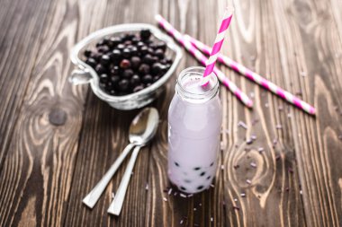 Ev yapımı milkshake ahşap arka plan üzerinde çilek ile 