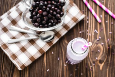 Ev yapımı milkshake ahşap arka plan üzerinde çilek ile 