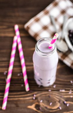 Ev yapımı milkshake ahşap arka plan üzerinde çilek ile 