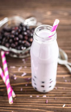 Ev yapımı milkshake ahşap arka plan üzerinde çilek ile 