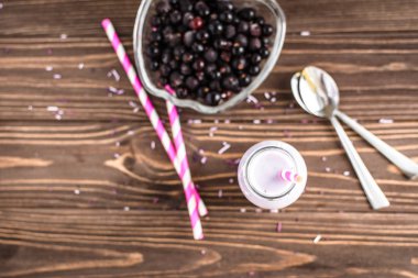 Ev yapımı milkshake ahşap arka plan üzerinde çilek ile 