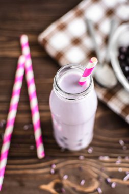 Ev yapımı milkshake ahşap arka plan üzerinde çilek ile 