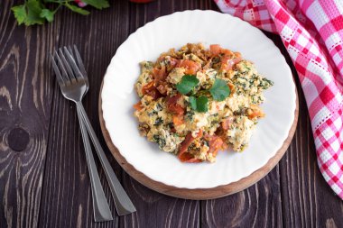 Kızarmış yumurta koyu ahşap masa üzerinde domates ile 