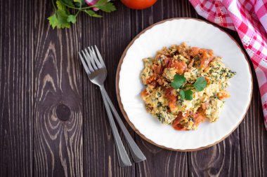 Kızarmış yumurta koyu ahşap masa üzerinde domates ile 