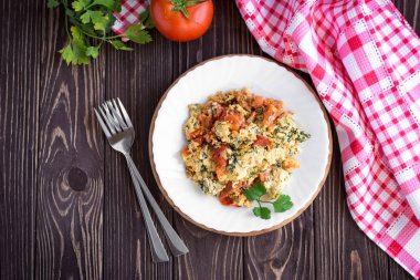 Kızarmış yumurta koyu ahşap masa üzerinde domates ile 