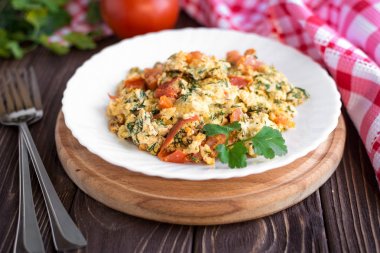 Kızarmış yumurta koyu ahşap masa üzerinde domates ile 