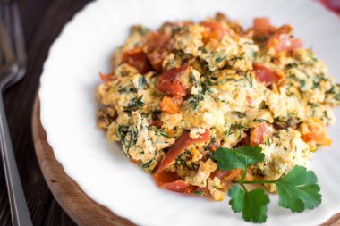 Kızarmış yumurta koyu ahşap masa üzerinde domates ile 