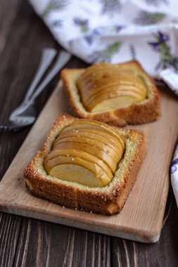 Rustik bir arka plan üzerinde tost ile pişmiş elma 