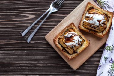 Tost ve rustik bir arka plan üzerinde dondurma ile pişmiş elma 