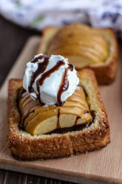 Tost ve rustik bir arka plan üzerinde dondurma ile pişmiş elma 