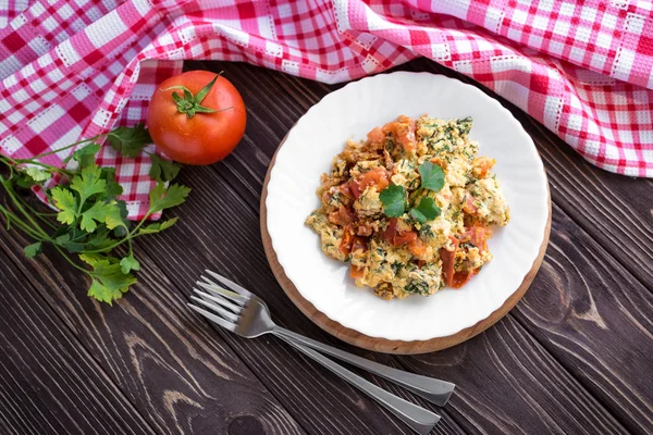 Kızarmış yumurta koyu ahşap masa üzerinde domates ile 