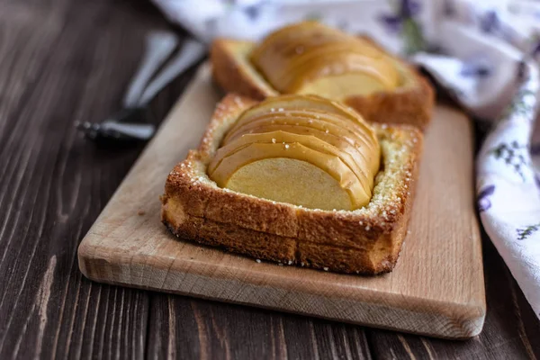 Gebakken appels met toast op een rustieke achtergrond — Stockfoto