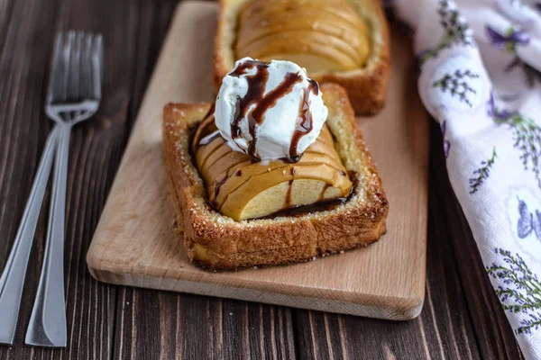 토스트와 아이스크림 소박한 배경에 구운된 사과 — 스톡 사진