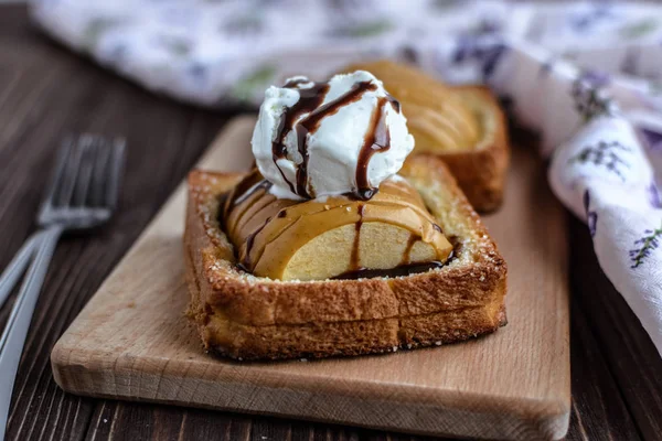토스트와 아이스크림 소박한 배경에 구운된 사과 — 스톡 사진