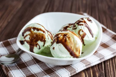 Fıstıklı dondurmalı çikolata rustik bir arka plan üzerinde