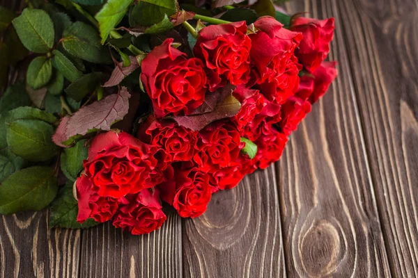 Rustik bir arka plan üzerinde kırmızı gül