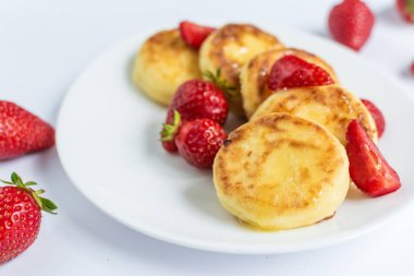 Çilek ile lezzetli lor börek 