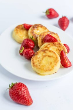 Çilek ile lezzetli lor börek 