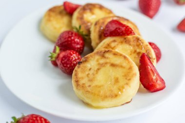 Çilek ile lezzetli lor börek 