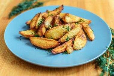 Tuz karabiber ve kimyon ile kavrulmuş patates