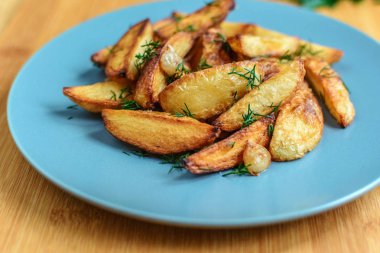 Tuz karabiber ve kimyon ile kavrulmuş patates