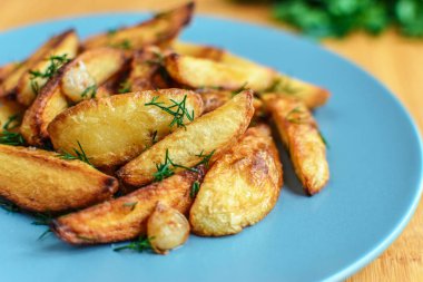 Tuz karabiber ve kimyon ile kavrulmuş patates