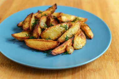 Tuz karabiber ve kimyon ile kavrulmuş patates