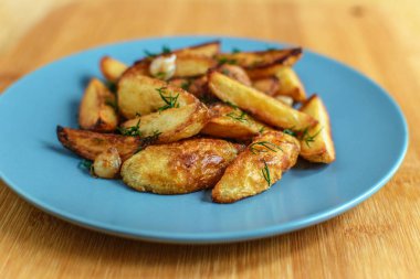 Tuz karabiber ve kimyon ile kavrulmuş patates