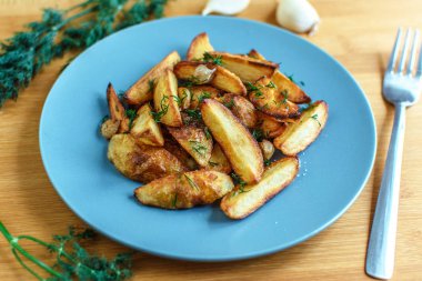 Tuz karabiber ve kimyon ile kavrulmuş patates