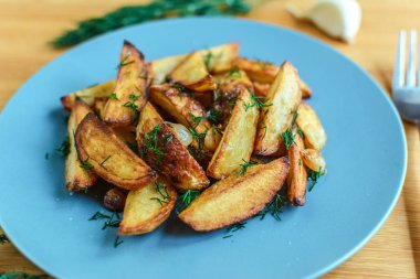 Tuz karabiber ve kimyon ile kavrulmuş patates