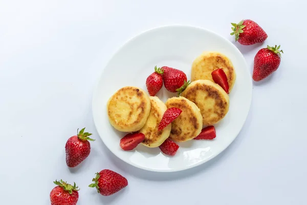 Delicious curd fritters with strawberry — Stock Photo, Image