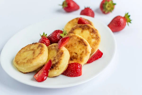 Leckere Quark-Krapfen mit Erdbeere — Stockfoto