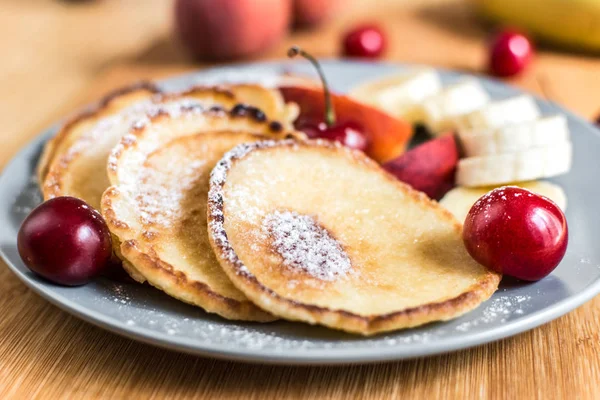 Süße Pfannkuchen mit Beeren und Früchten — Stockfoto